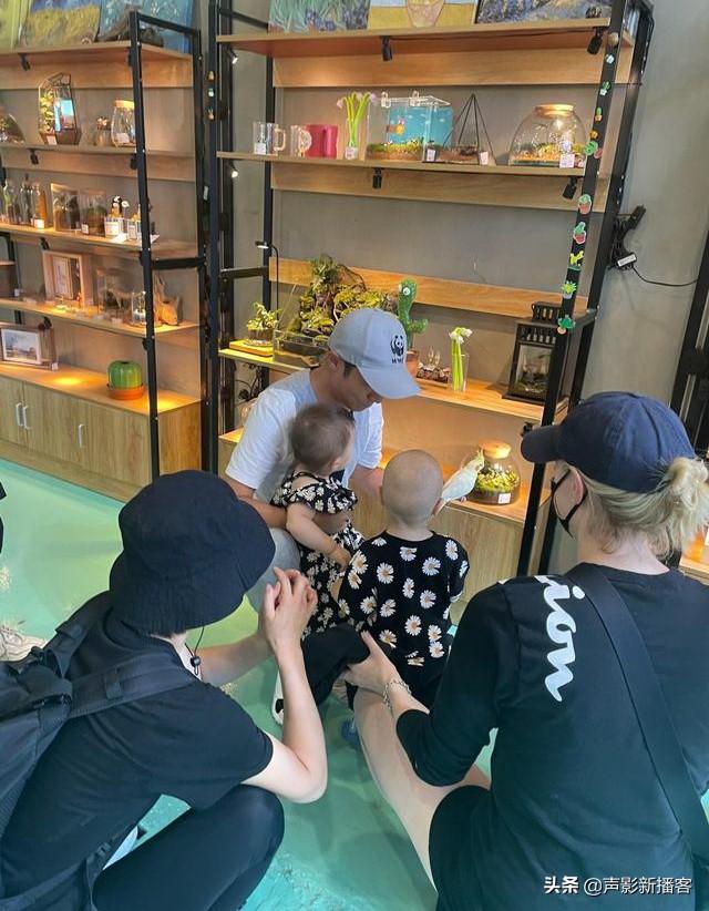 撒贝宁婚后现状（撒贝宁外出聚餐被拍）(10)