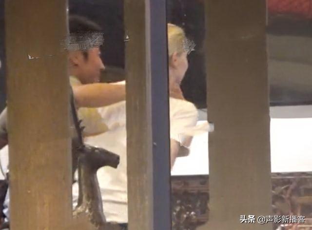 撒贝宁婚后现状（撒贝宁外出聚餐被拍）(3)