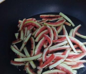 ​西瓜皮软糖的做法,西瓜皮怎么才能做成西瓜软糖