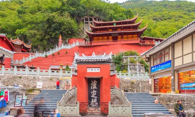 泸定桥是位于哪条河流上的铁索桥，泸定强势位于哪条河流上的一条铁索桥？图5