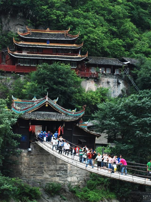 泸定桥是位于哪条河流上的铁索桥，泸定强势位于哪条河流上的一条铁索桥？图6