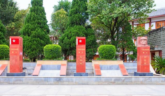 泸定桥是位于哪条河流上的铁索桥，泸定强势位于哪条河流上的一条铁索桥？图9