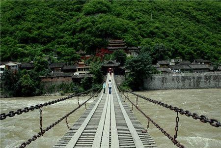 泸定强势位于哪条河流上的一条铁索桥