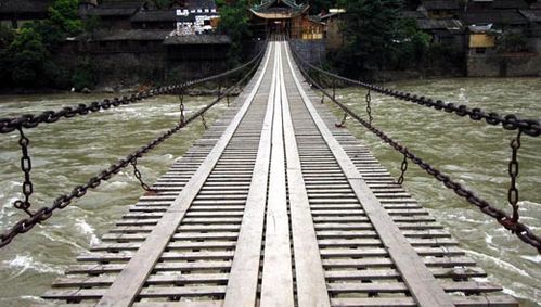 泸定河是位于哪条河上的一条铁索