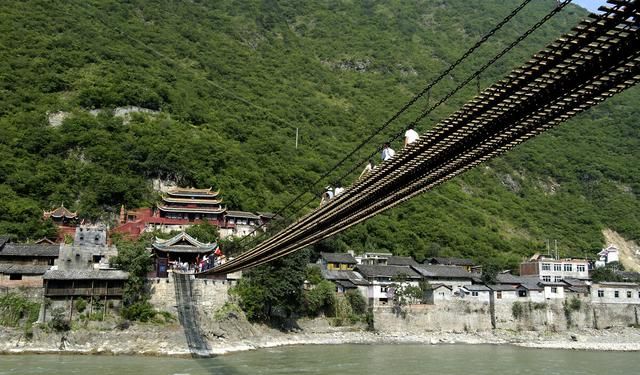 泸定桥是位于哪条河流上的铁索桥，泸定强势位于哪条河流上的一条铁索桥？图3