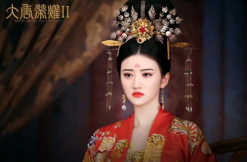 抖得越狠演技越稳！32岁李一桐出手，把“资源咖”玩出新名堂