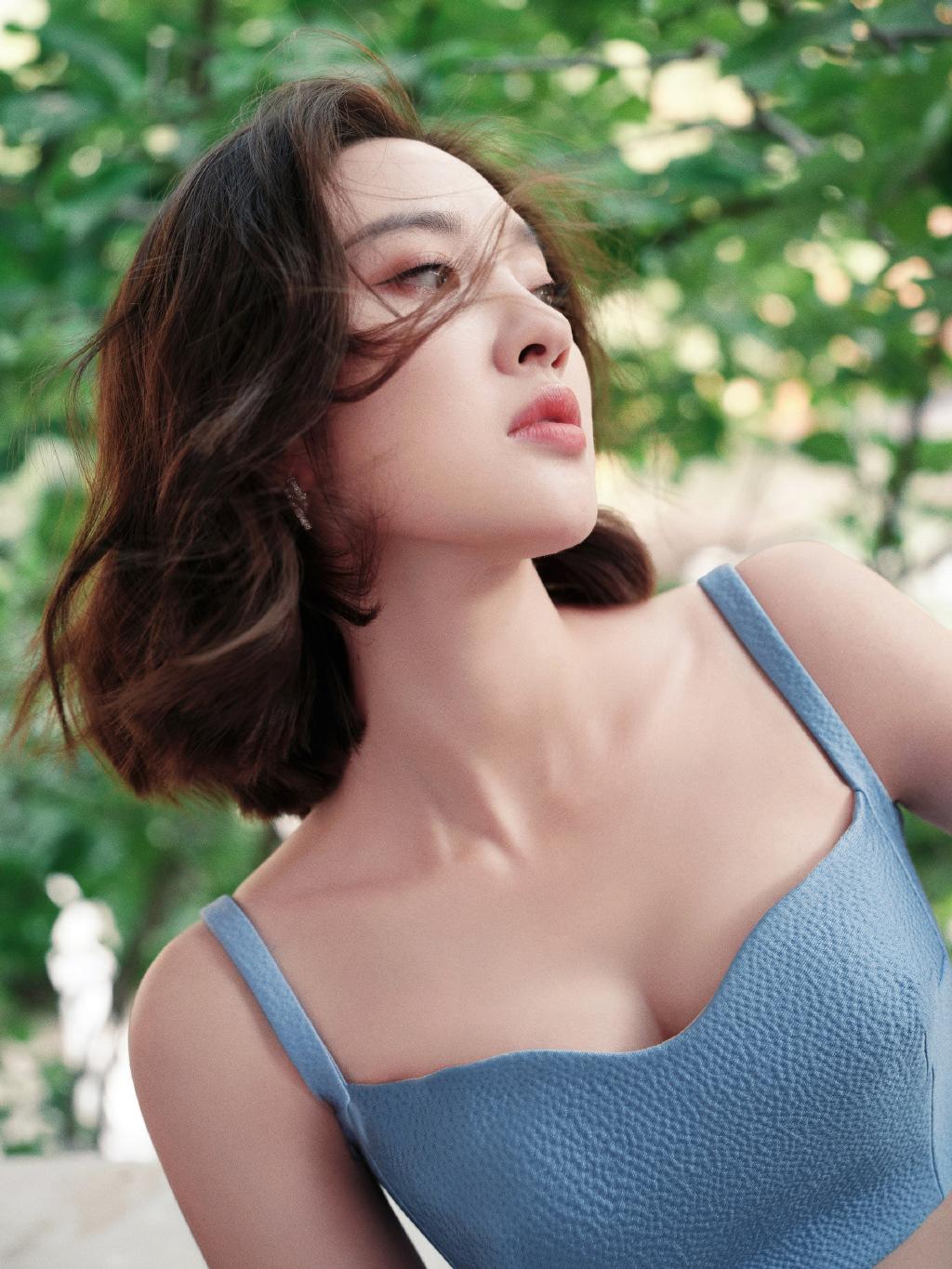 唐艺昕穿蓝色吊带秀美胸！黄金比例身材火辣，小腹平坦马甲线吸睛