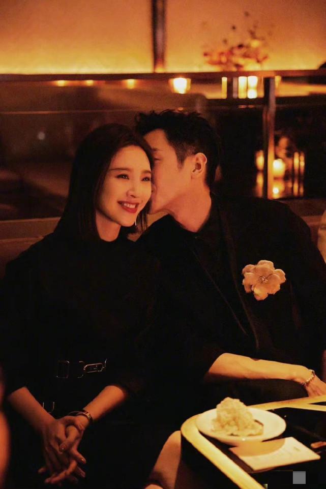 唐艺昕穿蓝色吊带秀美胸！黄金比例身材火辣，小腹平坦马甲线吸睛