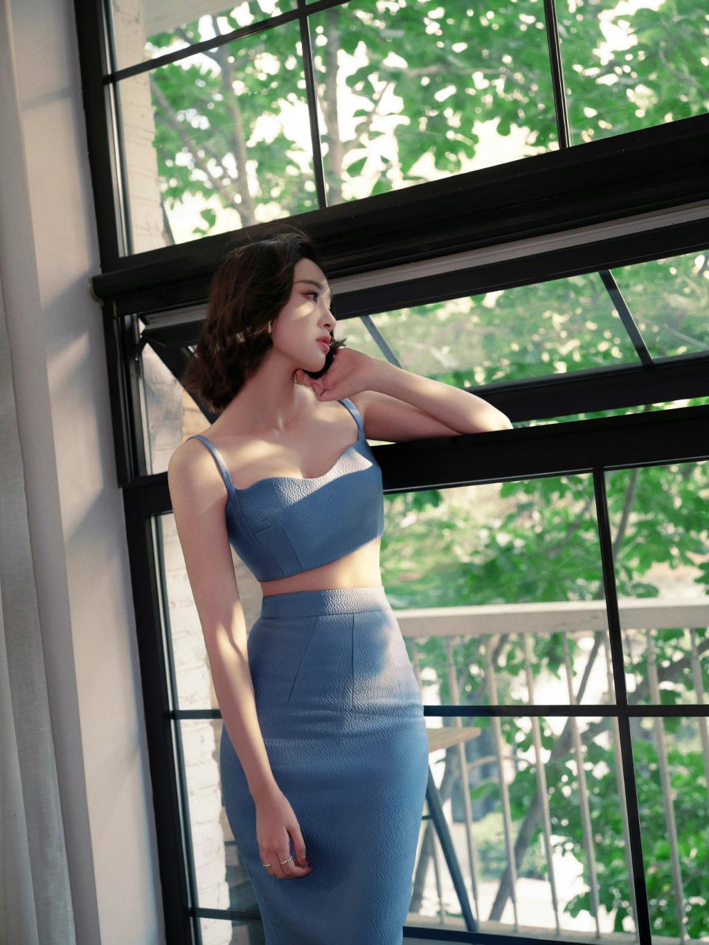 唐艺昕穿蓝色吊带秀美胸！黄金比例身材火辣，小腹平坦马甲线吸睛