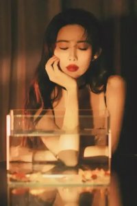 ​孟子义穿着深V吊带衣裙写真合集，肤白貌美太性感撩人