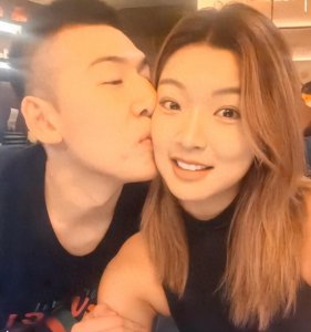 ​辽宁锋线付豪恋情曝光：与女友秀恩爱 亲密拥抱引网友围观