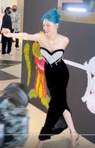 ​23岁邱天穿抹胸太性感 上围靠绑细绳胸前空一大块