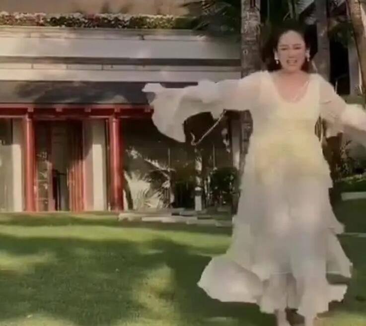 陈乔恩一袭白裙亮相