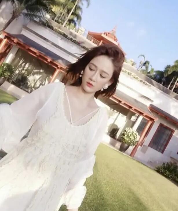 陈乔恩一袭白裙亮相