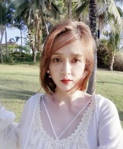 ​陈乔恩一袭白裙亮相 皮肤白皙笑容灿烂像仙女下凡 陈乔恩在娱乐圈发展这么多年