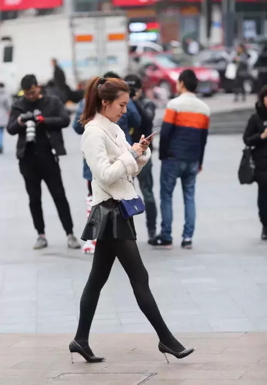 长腿气质美女街拍图片(辣妹街拍美图大全)