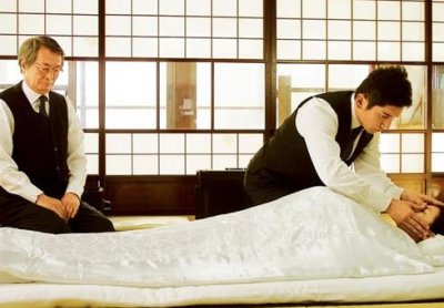 ​为什么人死后 次日才能穿寿衣直言：因为没用裹尸布