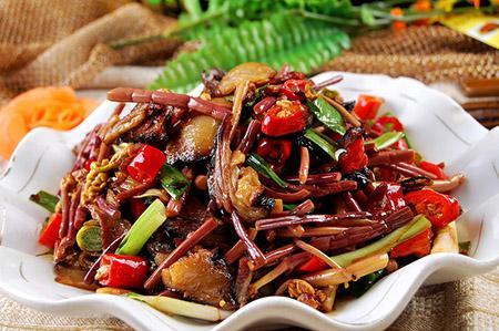 东北的山野菜长大是个什么菜（有一种长在森林里的菜）(3)