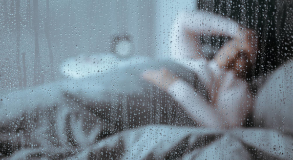 下雨天睡得更香,下雨天睡觉天人眠天不眠什么意思图4