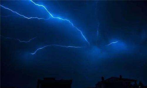 下雨天睡得更香,下雨天睡觉天人眠天不眠什么意思图9