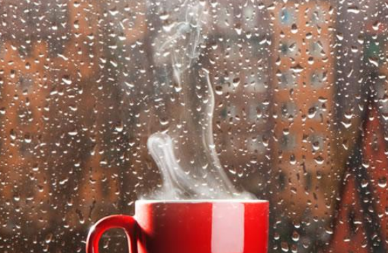 下雨天睡得更香,下雨天睡觉天人眠天不眠什么意思图1