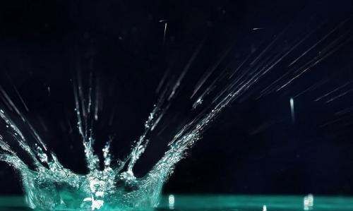 下雨天睡得更香,下雨天睡觉天人眠天不眠什么意思图12