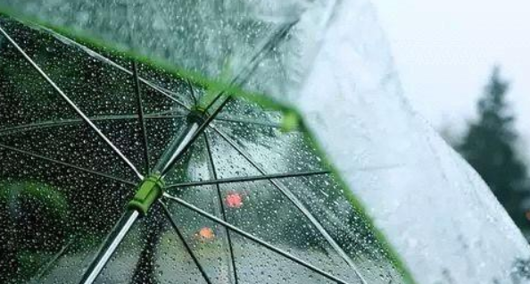 下雨天睡得更香,下雨天睡觉天人眠天不眠什么意思图3