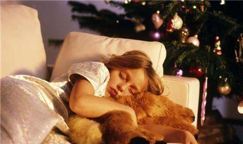 下雨天睡得更香,下雨天睡觉天人眠天不眠什么意思图8