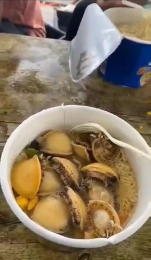 鲍鱼为什么卖这么贵（比白菜还便宜这里鲍鱼滞销）(1)