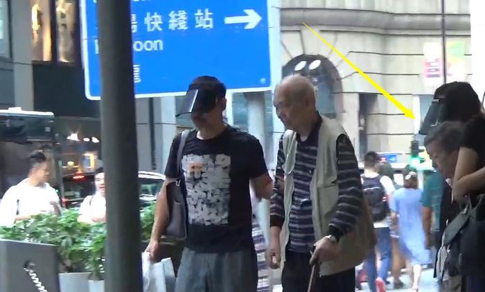 24孝儿媳郭蔼明在婆婆上车时用手挡车顶 以防婆婆头部撞到