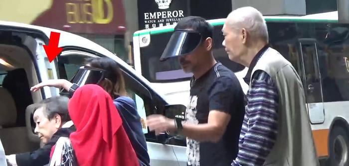 24孝儿媳郭蔼明在婆婆上车时用手挡车顶 以防婆婆头部撞到