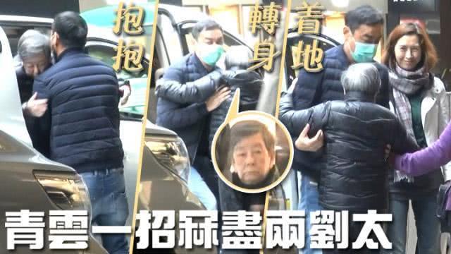 24孝儿媳郭蔼明在婆婆上车时用手挡车顶 以防婆婆头部撞到