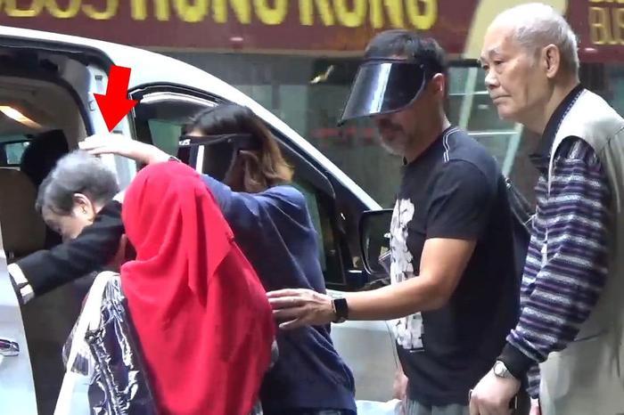 24孝儿媳郭蔼明在婆婆上车时用手挡车顶 以防婆婆头部撞到