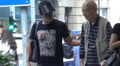 ​24孝儿媳郭蔼明在婆婆上车时用手挡车顶 以防婆婆头部撞到