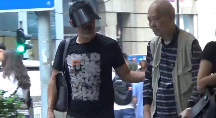 24孝儿媳郭蔼明在婆婆上车时用手挡车顶 以防婆婆头部撞到