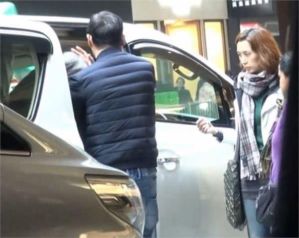 24孝儿媳郭蔼明在婆婆上车时用手挡车顶 以防婆婆头部撞到