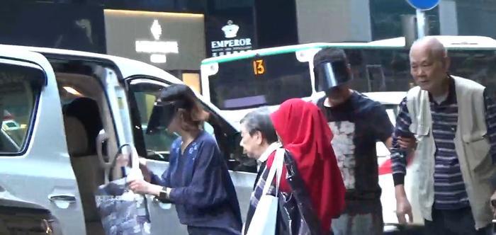 24孝儿媳郭蔼明在婆婆上车时用手挡车顶 以防婆婆头部撞到