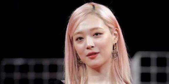 “人间水蜜桃”雪莉粉红发色太迷人，染发到底对头发有没有害？