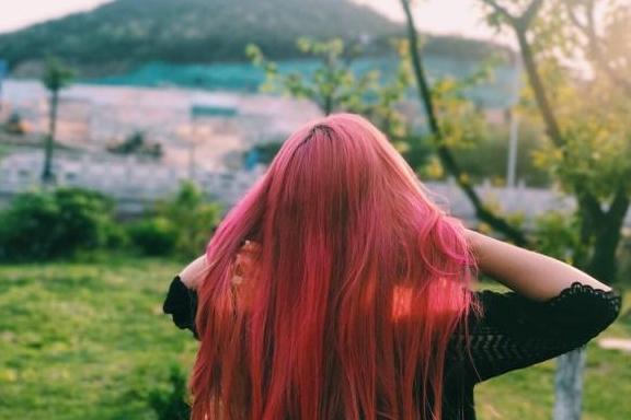 “人间水蜜桃”雪莉粉红发色太迷人，染发到底对头发有没有害？