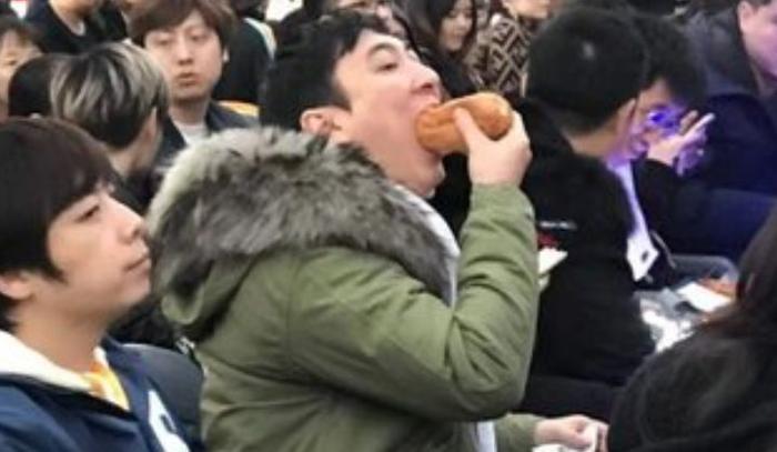 王思聪吃热狗不仅吃出表情包,还吃出了商机,不愧是王校长