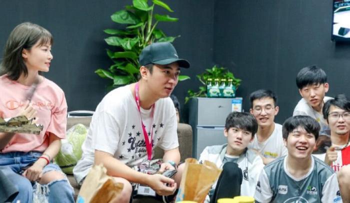 王思聪吃热狗不仅吃出表情包,还吃出了商机,不愧是王校长