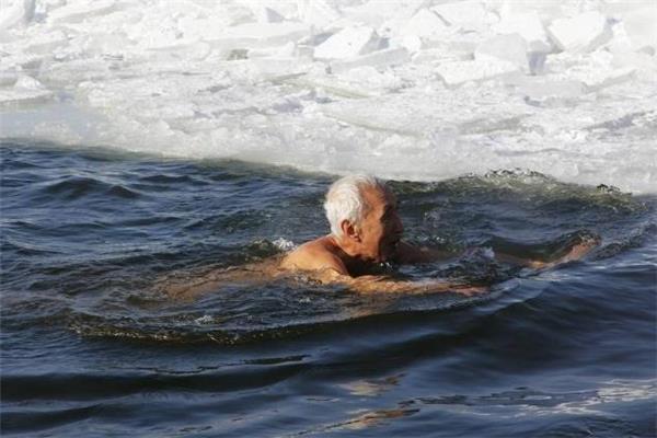 冬泳什么时间段最好 冬泳禁忌人群