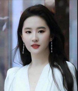 ​因国籍问题遭金鹰奖除名，央媒力挺她，刘亦菲凭啥备受瞩目？