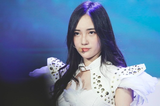 电竞顶流一诺与女团萝莉赵嘉敏恋爱了? 网友拍到两人机场同行照