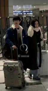 ​电竞顶流一诺与女团萝莉赵嘉敏恋爱了？ 网友拍到两人机场同行照