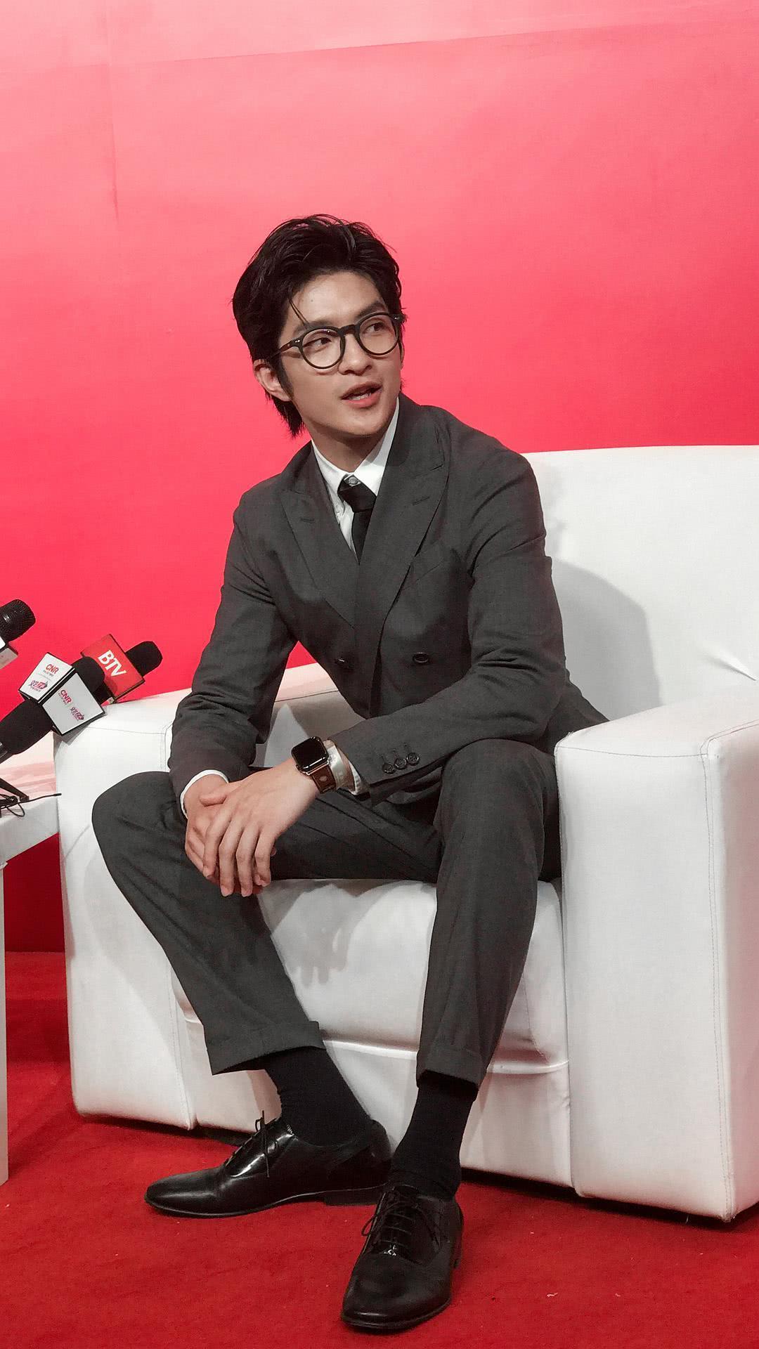 屈楚萧个人资料写真作品