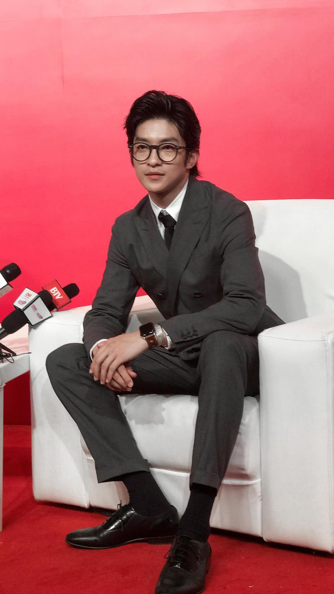 屈楚萧个人资料写真作品