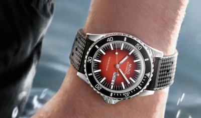 ​美度推出首款烟熏红盘潜水表，吸睛度满分