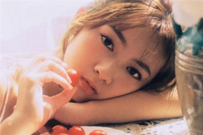 ​约女生不回复那要继续找她聊天吗，约女生不回复也不答应