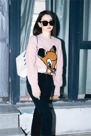 戚薇浑身帅气感,穿皮毛夹克与李承铉走机场,真是“神仙眷侣”